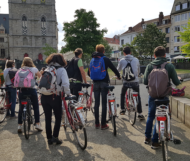 Des jeunes à vélo