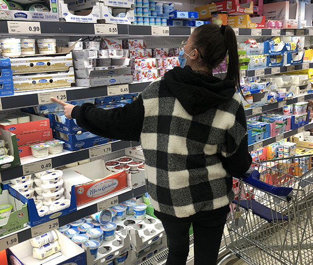 Une jeune apprend à faire les courses