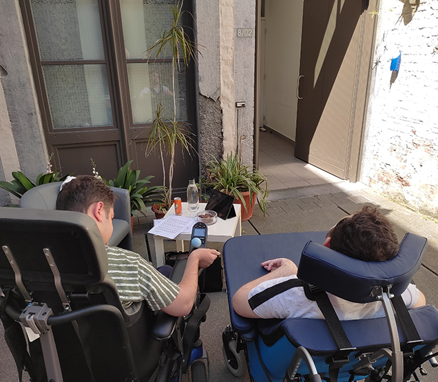 Deux jeunes en chaise roulante à domicile 