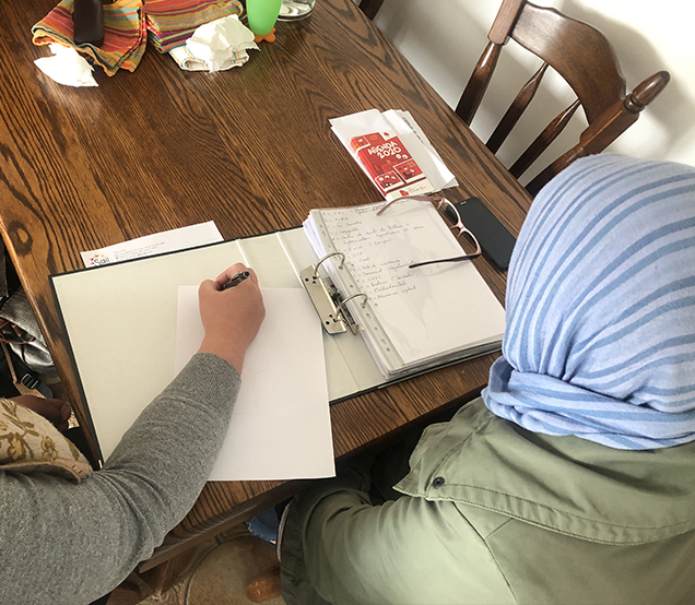 Une maman est accompagnée dans les démarches administratives