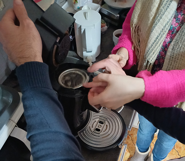 Un jeune aveugle apprend à faire du café