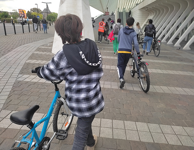 Un jeune apprend à rouler à vélo