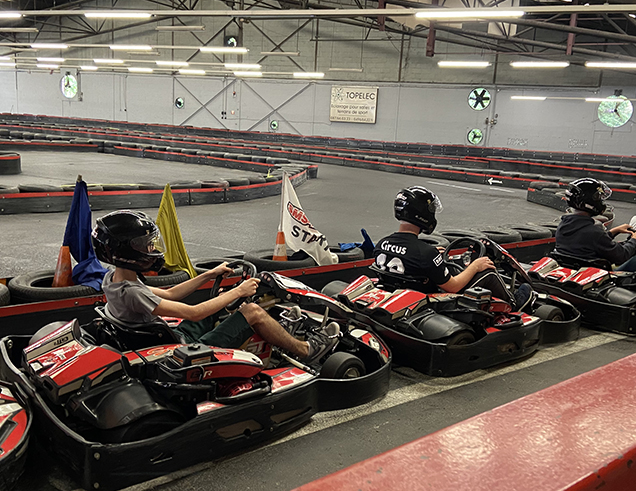 Des jeunes font du karting