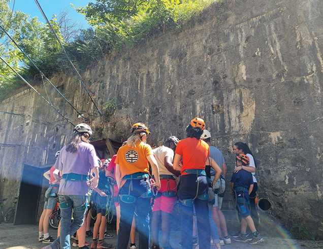 Des jeunes se préparent à escalader un mur