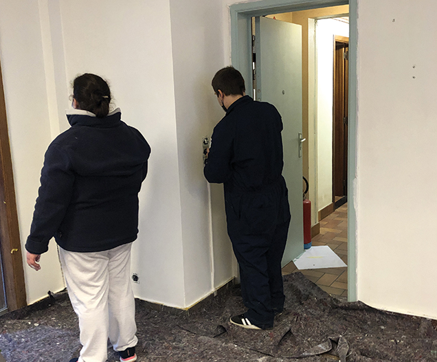 XDes jeunes remettent un bâtiment en état