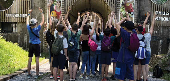 x Les jeunes et les référentes sont devant l'entrée du parc de Chaudfontaine. 